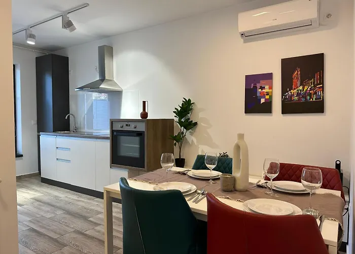 Close Luxury Glam Apartments Apartment