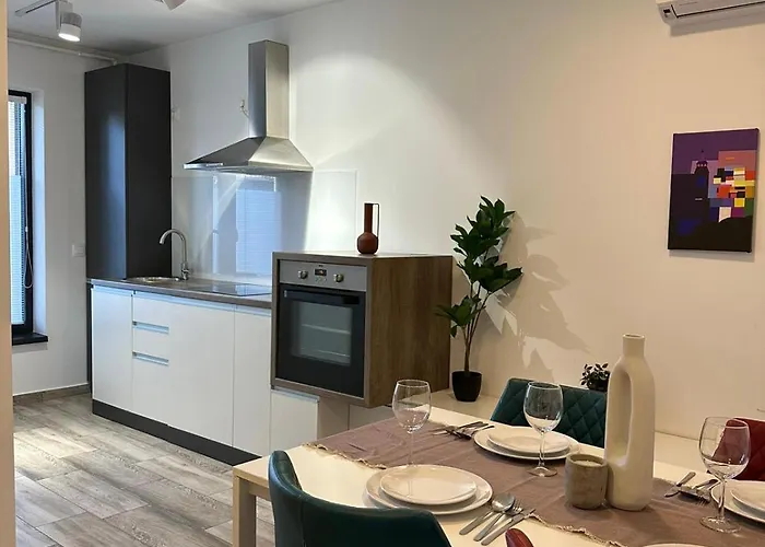 Close Luxury Glam Apartments Apartment *